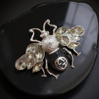 Ръчно изработена брошка Кралска Пчела - уникално бижу за всякакви поводи.