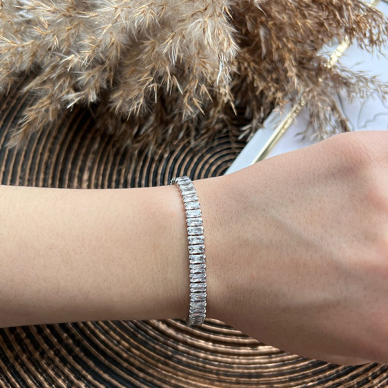 Гривна Миа е елегантна и подчертава вашата индивидуалност и стил.