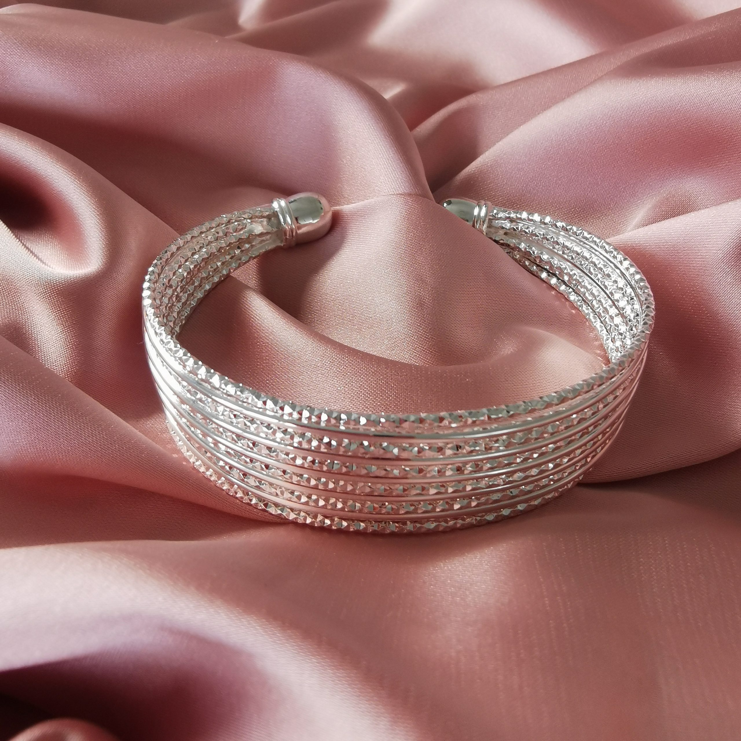 Посребрената гривна 'Нефертити' се съчетава лесно с други бижута и аксесоари. Регулируема. Без закопчаване.