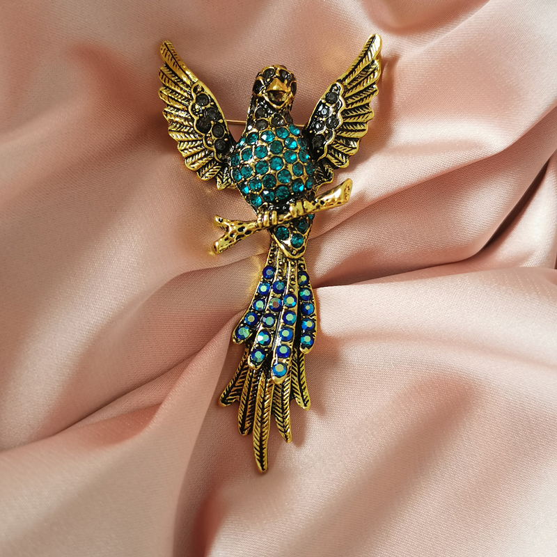 Уникална брошка винтидж папагал с ръчно поставени десетки цветни камъни. Може да се носи и като медальон.