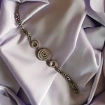 Гривна Хипнотик от стомана и ръчно поставени австрийски камъни!