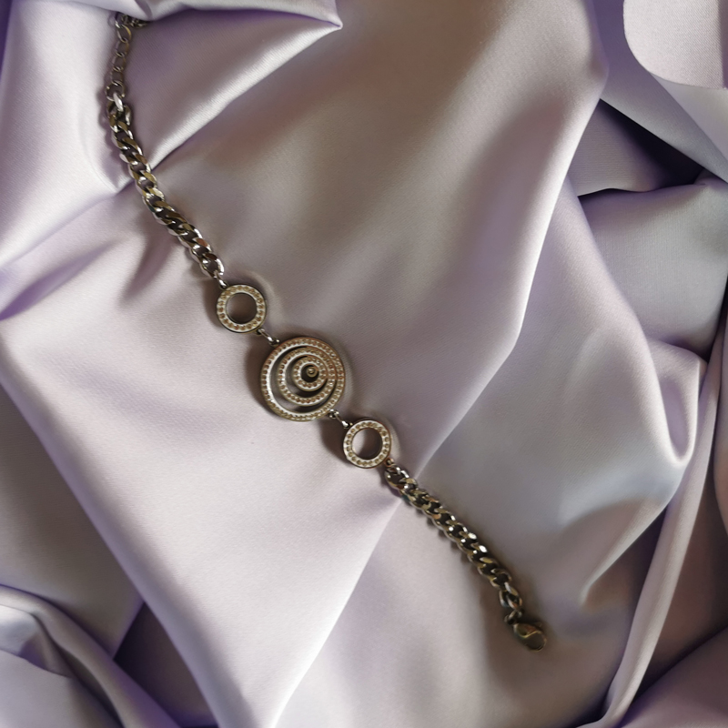 Гривна Хипнотик от стомана и ръчно поставени австрийски камъни!