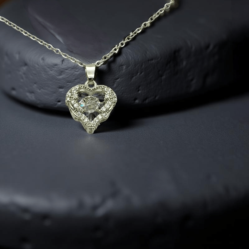 Дамското колие "Сърце " е нежно, елегантно и прекрасно допълнение към всяко облекло. Медальонът е във формата на сърце а в сърцевината му е поставен красив циркон.