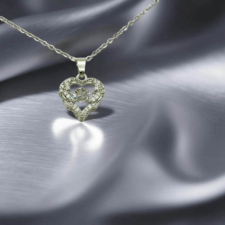 Дамското колие "Сърце " е нежно, елегантно и прекрасно допълнение към всяко облекло. Медальонът е във формата на сърце а в сърцевината му е поставен красив циркон.