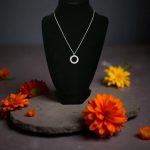 Финно, дискретно дамско колие Вера от стомана и кристали с медальон кръг