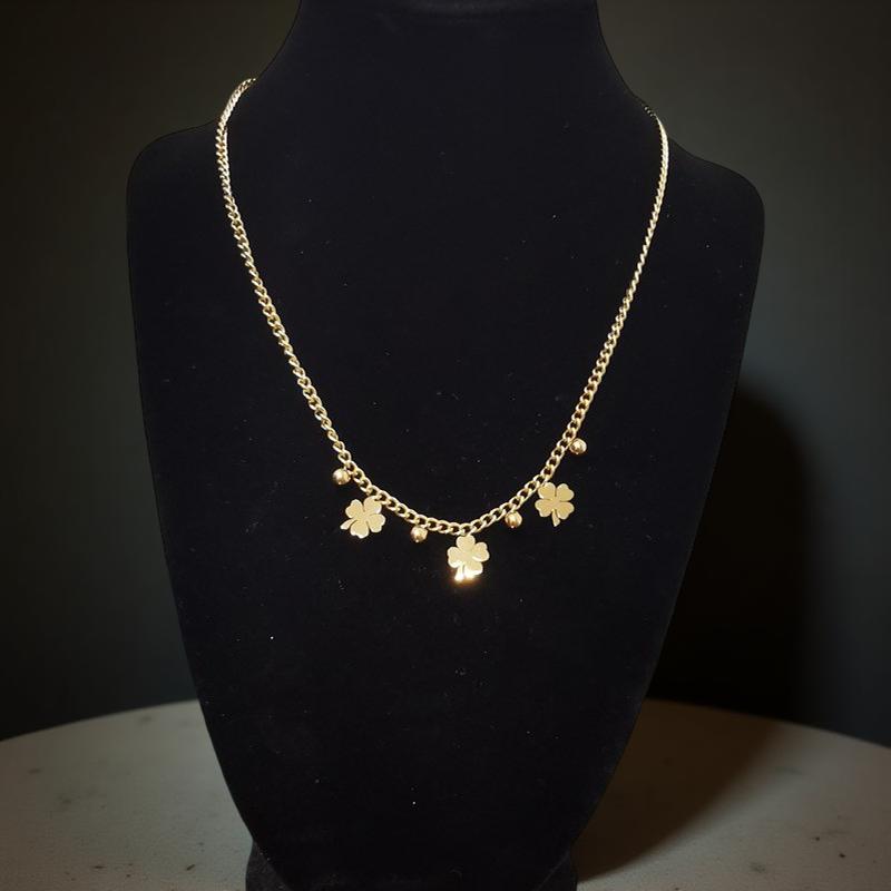 Дамско колие „Лъки“ е изработено от висококачествена неръждаема стомана и специално покритие за запазване на