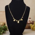 Дамско колие „Лъки“ е изработено от висококачествена неръждаема стомана и специално покритие за запазване на златистия цвят дори и от вода. Изразете своята идивидуалност и стил с това изискано,масивно, нестандартно и елегантно.