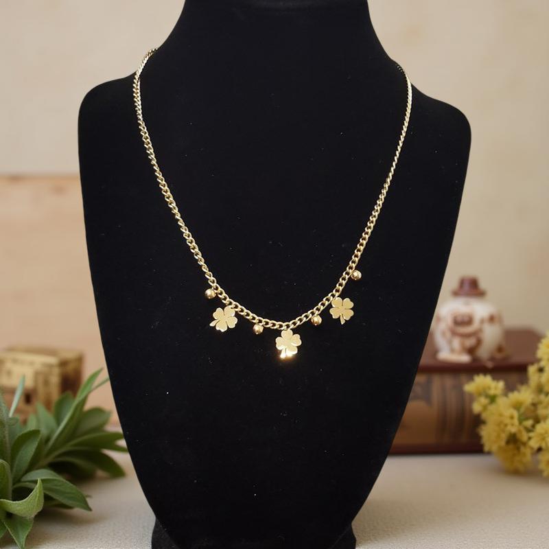 Дамско колие „Лъки“ е изработено от висококачествена неръждаема стомана и специално покритие за запазване на златистия цвят дори и от вода. Изразете своята идивидуалност и стил с това изискано,масивно, нестандартно и елегантно.