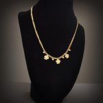 Дамско колие „Лъки“ е изработено от висококачествена неръждаема стомана и специално покритие за запазване на