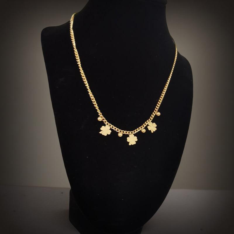 Дамско колие „Лъки“ е изработено от висококачествена неръждаема стомана и специално покритие за запазване на