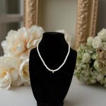 Колие Перла е нежно, стилно, вечно. То съчетава модерни материали в един непреходен модел колие.