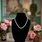 Колие Перла е нежно, стилно, вечно. То съчетава модерни материали в един непреходен модел колие.