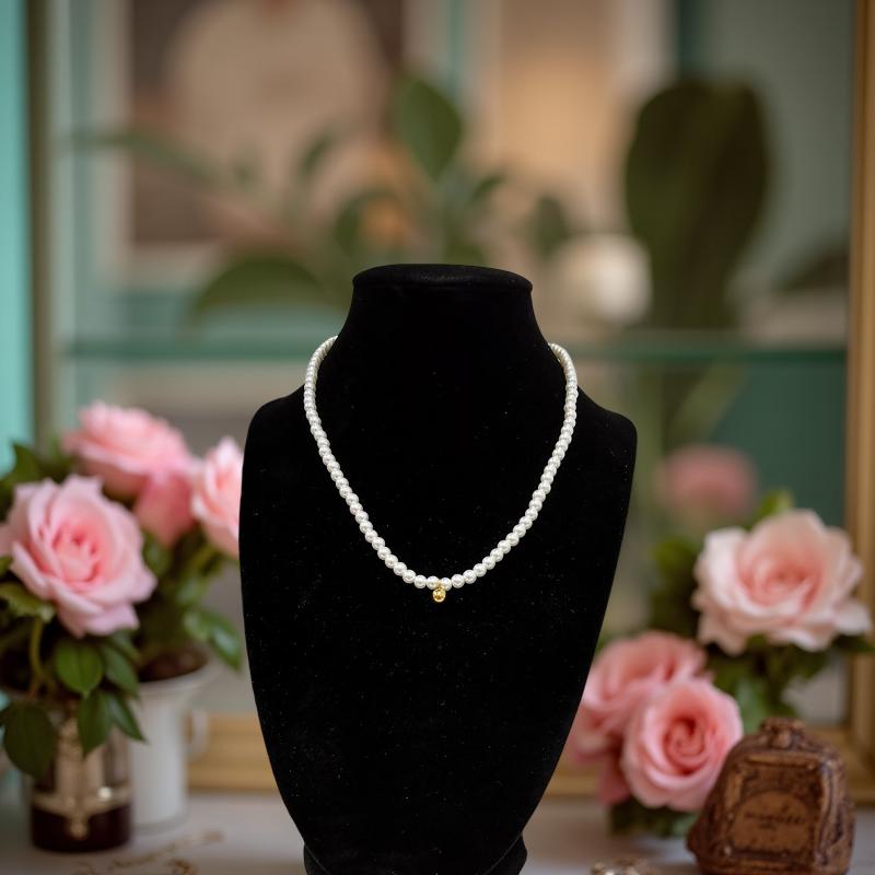 Колие Перла е нежно, стилно, вечно. То съчетава модерни материали в един непреходен модел колие.