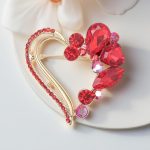 Оригинална брошка във формата на сърце от метална сплав и множество цветни кристали с различни големини и цветове