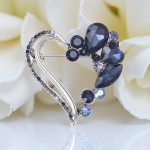 Оригинална брошка във формата на сърце от метална сплав и множество цветни кристали с различни големини и цветове