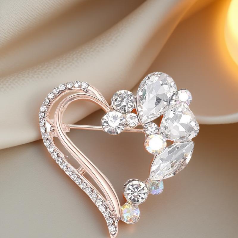 Оригинална брошка във формата на сърце от метална сплав и множество цветни кристали с различни големини и цветове