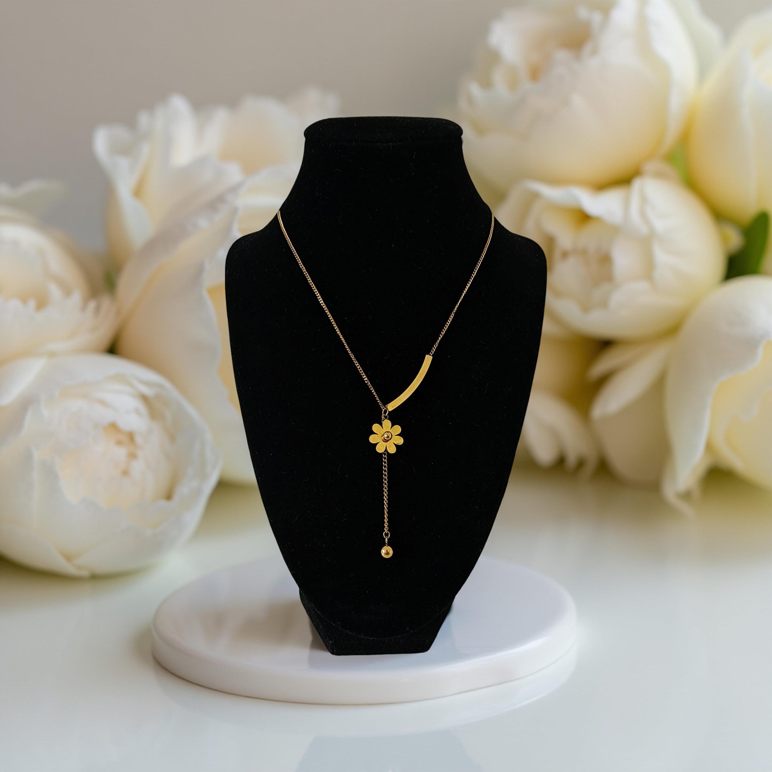 Колие "Мона" е символ на красотата, елегантността и женствеността.