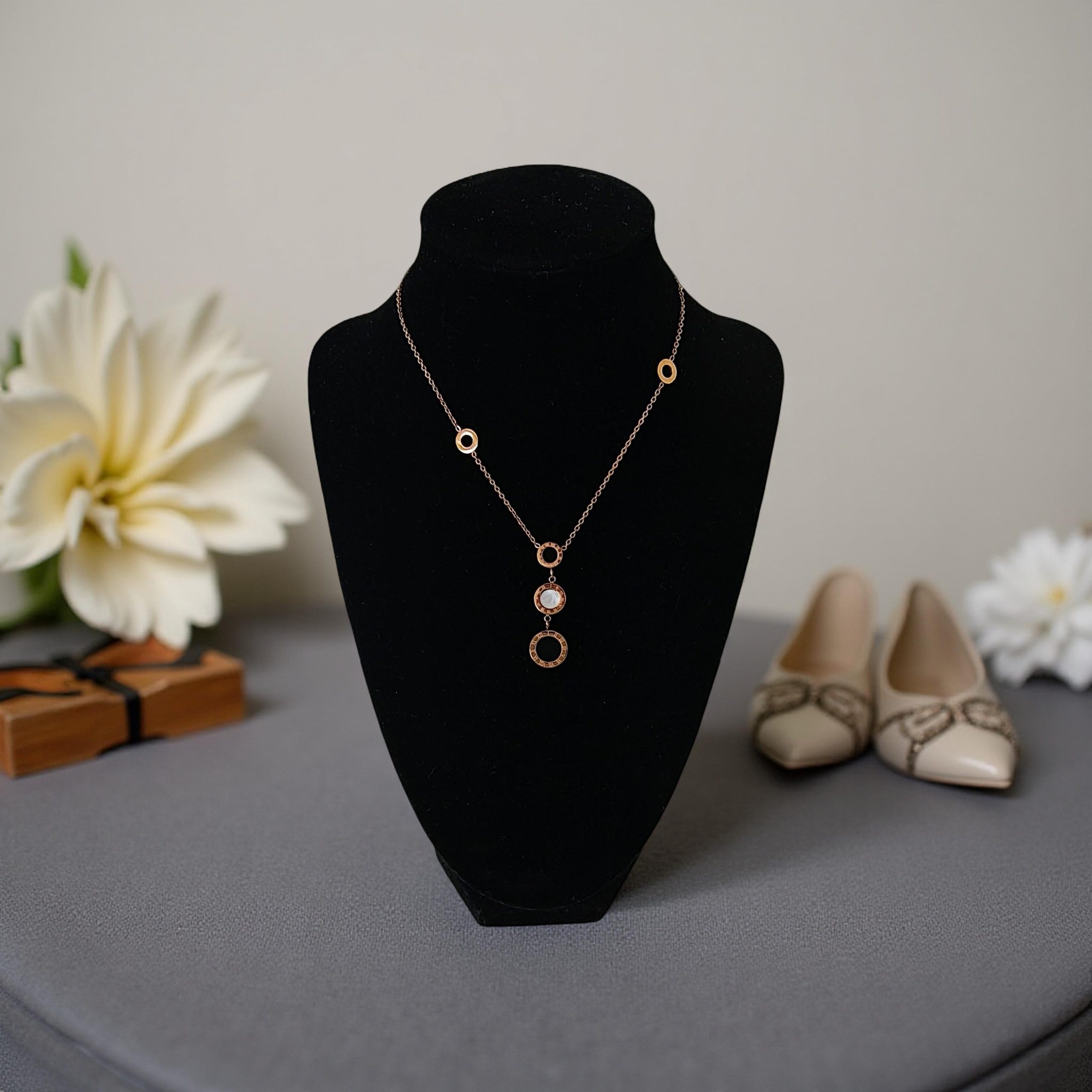 Финно, дискретно дамско Колие Тринити е изработено от стомана и седеф.