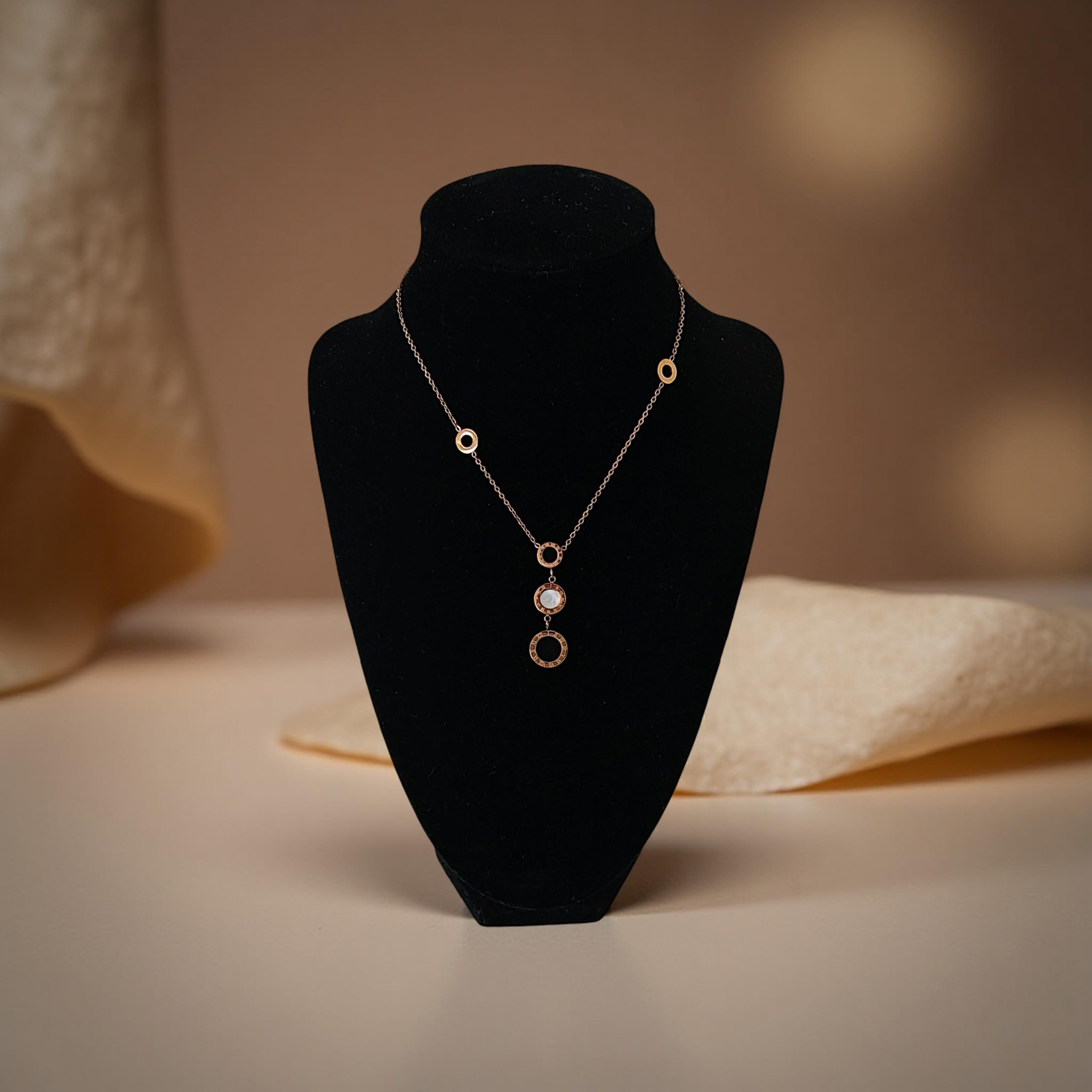 Финно, дискретно дамско Колие Тринити е изработено от стомана и седеф.