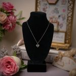 Дамското колие "Сърце " е нежно, елегантно и прекрасно допълнение към всяко облекло. Медальонът е във формата на сърце а в сърцевината му е поставен красив циркон.