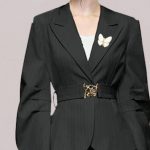 Брошка "Пеперуда" е с бели перлени крила и бяло телце инкрустирано с малки кристалчета. Идеално копие на известен моден бранд!