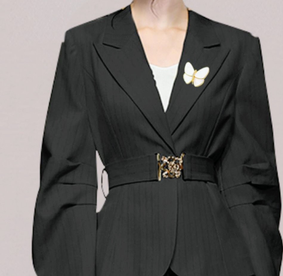 Брошка "Пеперуда" е с бели перлени крила и бяло телце инкрустирано с малки кристалчета. Идеално копие на известен моден бранд!