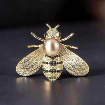 broshka-pcela-s-perla-zlatna1 Стилна, блестяща, зашеметяваща брошка "Пчела с перла" с ръчно поставени циркони и перла. Перфектна имитация на брошка на много известна модна къща