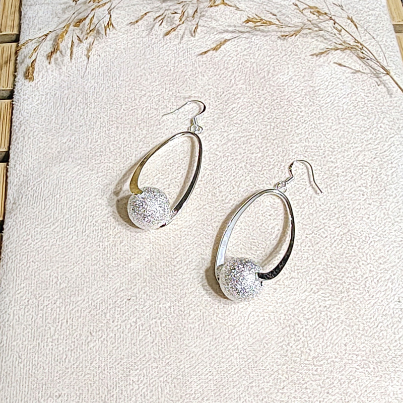 Елегантни дамски висящи обеци Бети със сребриста основа