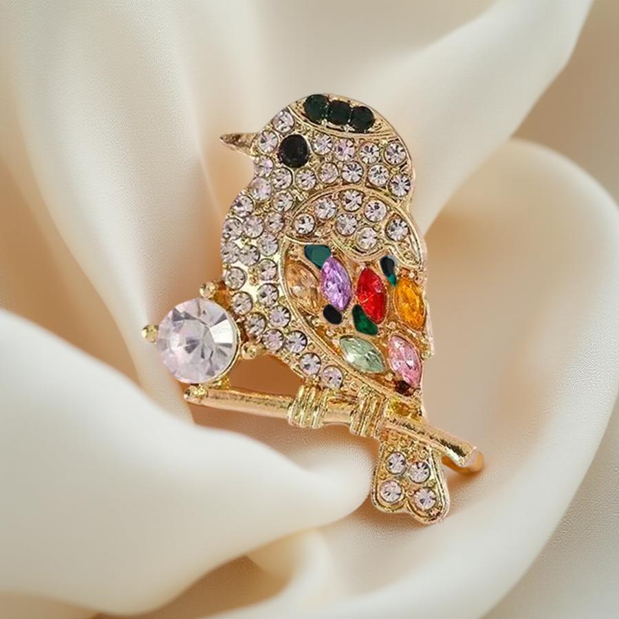 Минималистична брошката птиче е майсторски инкрустирана с кристали в различни цветове и размери.