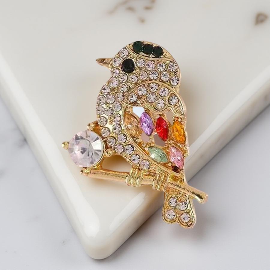 Минималистична брошката птиче е майсторски инкрустирана с кристали в различни цветове и размери.