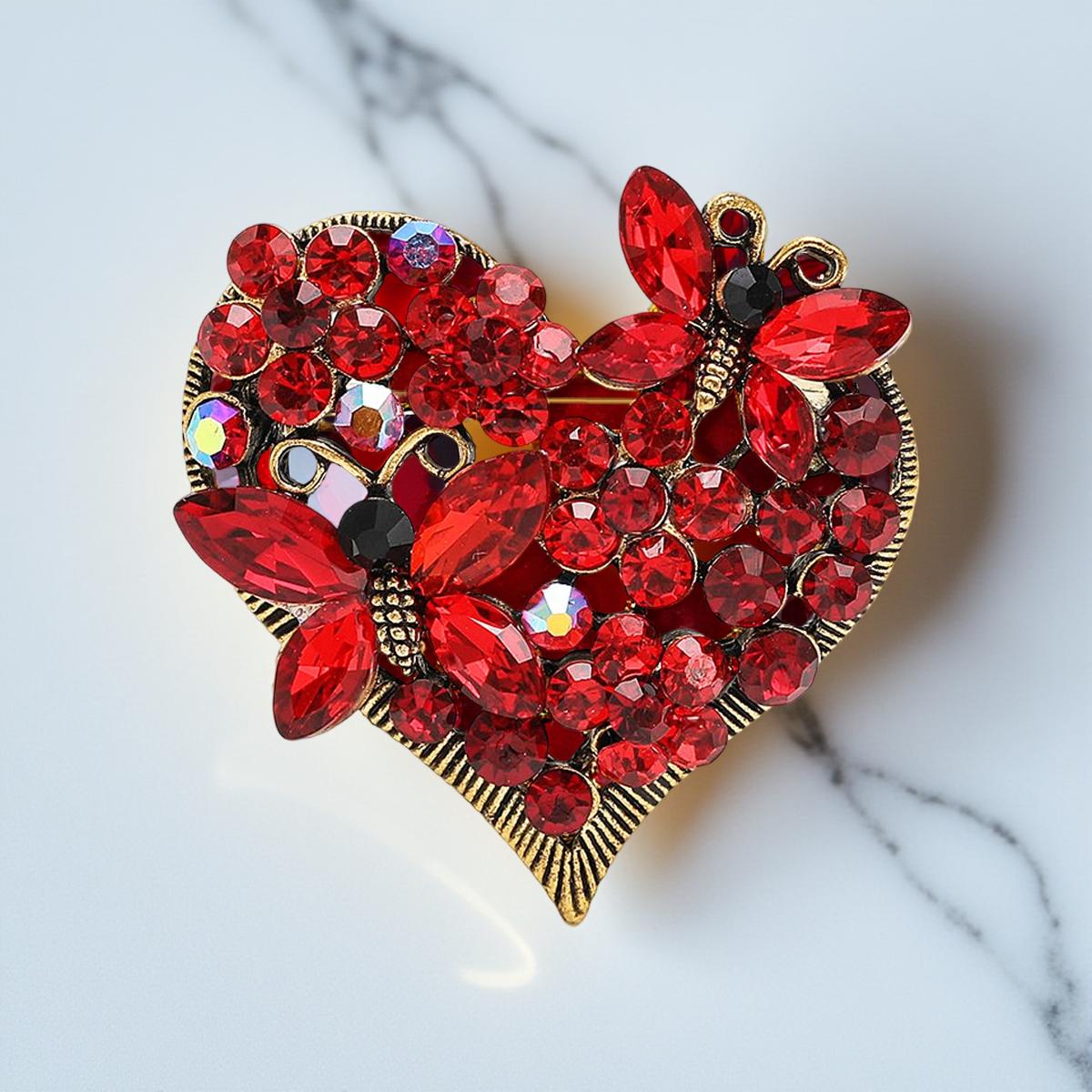 Прекрасна брошка сърце от метална сплав и цветни кристали.