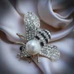 "Пчела с перла" с ръчно поставени циркони и перла.Перфектна имитация на брошка на много известна модна къща.