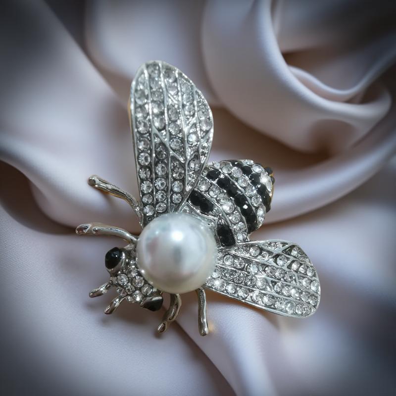 "Пчела с перла" с ръчно поставени циркони и перла.Перфектна имитация на брошка на много известна модна къща.