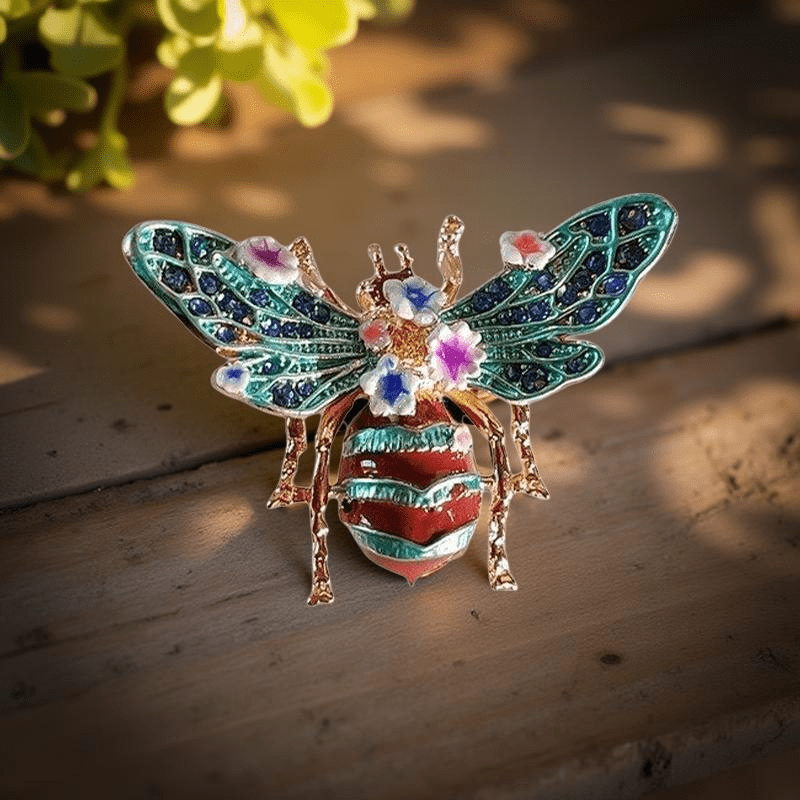 Брошка "пролетна пчела" е много цветна, блестяща и неповторима. Красивите и цветове създават настроение и впечатляват с красотата си.