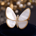 Брошка "Пеперуда" е с бели перлени крила и бяло телце инкрустирано с малки кристалчета. Идеално копие на известен моден бранд!
