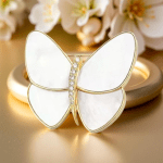 Брошка "Пеперуда" е с бели перлени крила и бяло телце инкрустирано с малки кристалчета. Идеално копие на известен моден бранд!