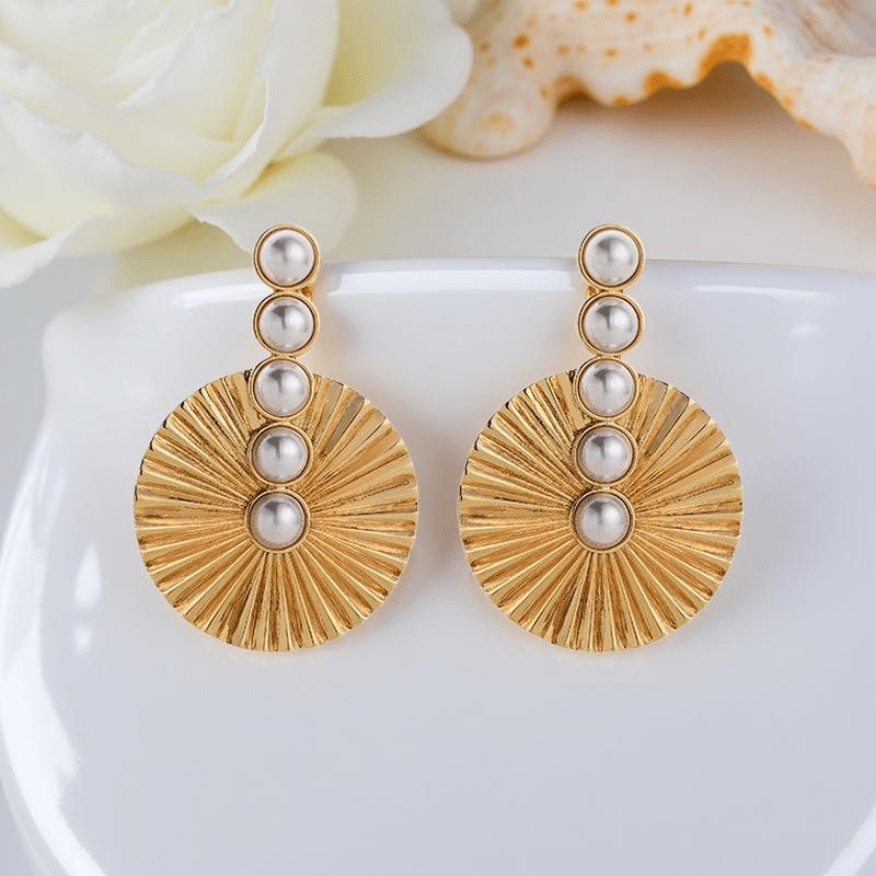 Стилни, различни, женствени обеци от медицинска стомана и перли. Всяка една обеца представлява кръг с пет перли