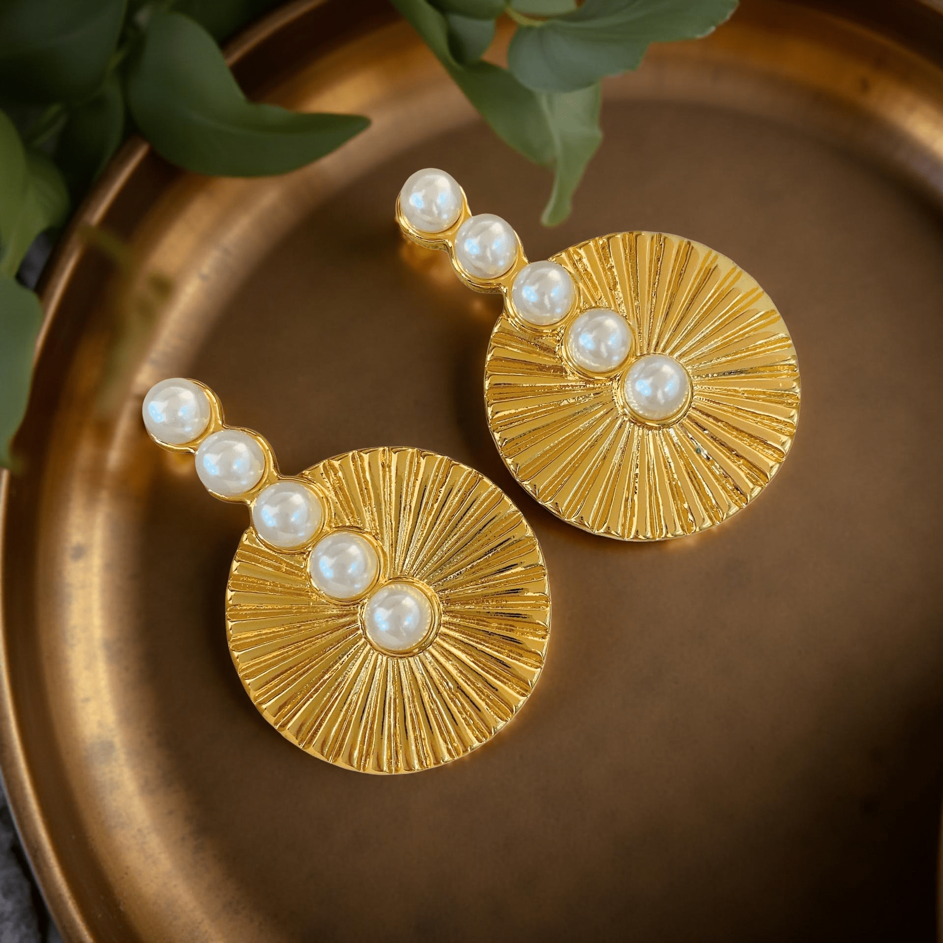 Стилни, различни, женствени обеци от медицинска стомана и перли. Всяка една обеца представлява кръг с пет перли