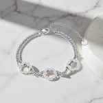 Ръчно изработена дамска стоманена гривна "Кара" в сребристо и австрийски кристали с красив детайл три звезди.