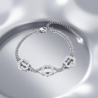 Ръчно изработена дамска стоманена гривна "Кара" в сребристо и австрийски кристали с красив детайл три звезди.