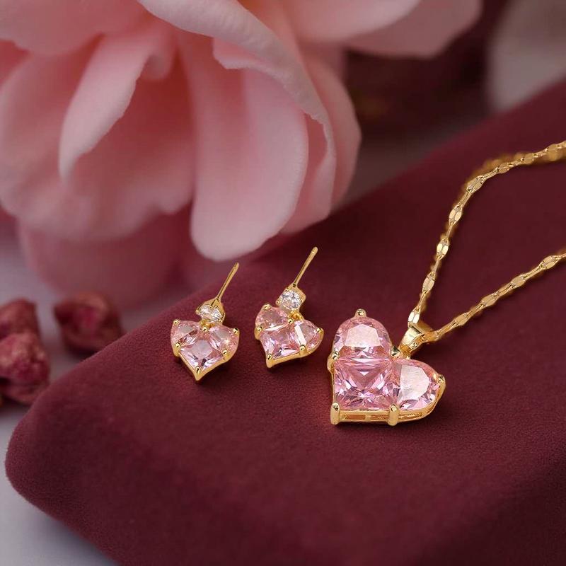 Комплектът от неръждаема стомана "Роуз" се състои от финно колие с медальон и обеци във формата на сърце с голям розов кристал.