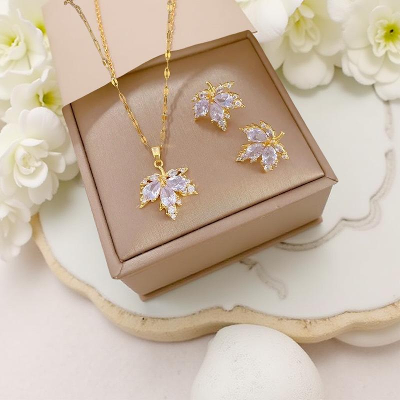 Разгледайте уникалния комплект Клио от колекцията стоманени бижута на malkineshta. Комплектът ще допълни всяка визия със стил и класа. Поръчайте го сега!"