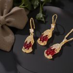 Комплект "Тея" е бляскав, елегантен и изключително красив. Колието и обеците са изработени от червен камък и финни кристалчета във формата на драконови глави.