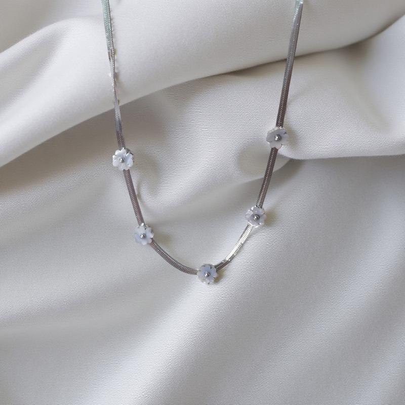 Нежно колие с 5 цветя от бял седеф, поставени на сребриста верижка изработена от висококачествена стомана.