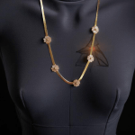 Нежно колие с 5 цветя от бял седеф, поставени на сребриста верижка изработена от висококачествена стомана.