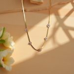 Нежно колие с 5 цветя от бял седеф, поставени на сребриста верижка изработена от висококачествена стомана.