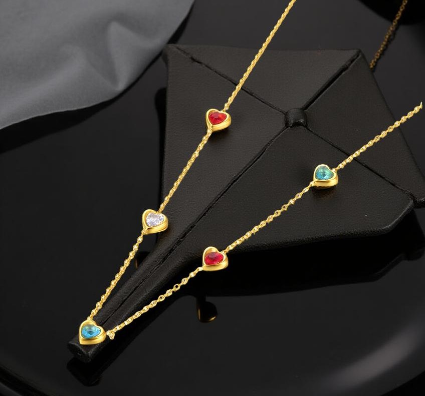 Нежно колие с 5  сърца с кристали в различни цветове- червен, бял и син.Изработено от медицинска стомана.