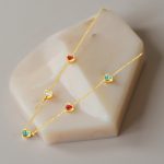 Нежно колие с 5  сърца с кристали в различни цветове- червен, бял и син.Изработено от медицинска стомана.