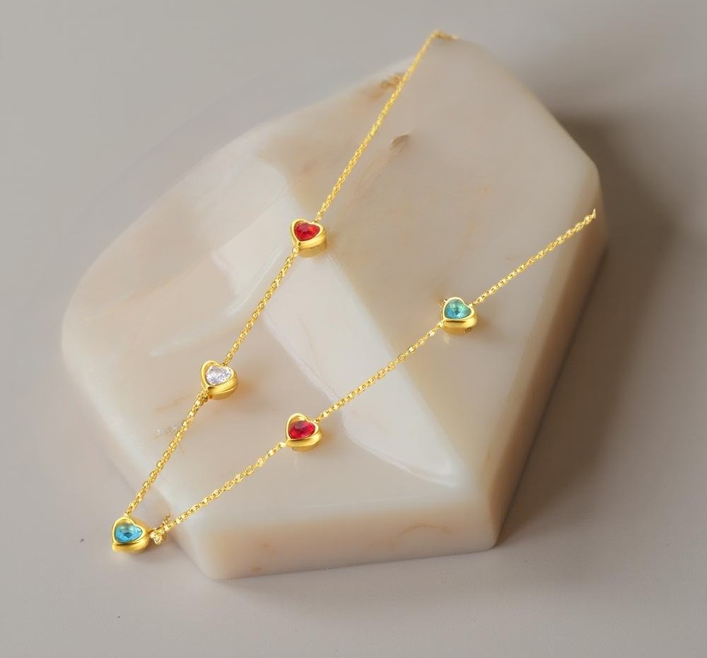 Нежно колие с 5  сърца с кристали в различни цветове- червен, бял и син.Изработено от медицинска стомана.