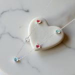 Нежно колие с 5  сърца с кристали в различни цветове- червен, бял и син.Изработено от медицинска стомана.